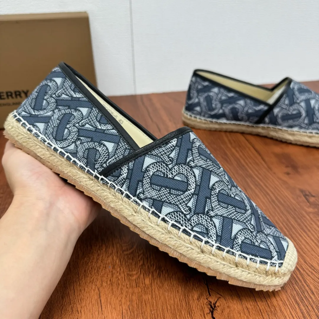Batch 600 Burberry/Burberry new summer men's embroidered straw fisherman shoes, cool slip-on straw shoes! Encounter British fashion with Burberry espadrilles, a perfect blend of classic and fashionable. The unique printing on the upper is a manifestation of the brand's style. Every color and every pattern tells the story of England. Straw soles bring a natural texture, comfortable and chic. Whether you are strolling in the city streets or heading to the beach for vacation, it can add elegance and charm to you, easily become the center of attention, and start your own fashion journey. Classic knitted canvas upper, with thin calfskin lining suitable for summer, straw lining, genuine leather patch at the bottom of the heel, hemming technology, and Mark stitching details! Anti-slip rubber bottom layer, integrated injection molding of large LOGO letters and badges, multiple colors and styles to choose from, complete package! Size: 39-40-41-42-43-44 normal size item number: 2025-5 printing gray